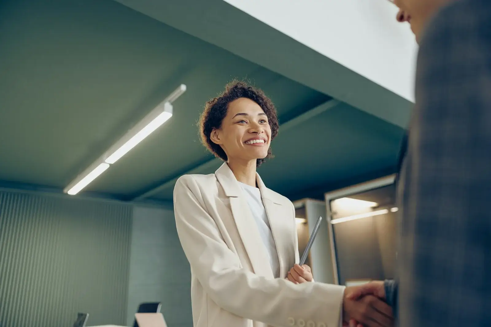 Revolutionizing Sales Teams: Advanced Tools for Training and Performance Analysis of Phone Agents